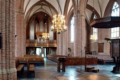 Impressie van de Cunerakerk in Rhenen, met focus op de architectonische details.