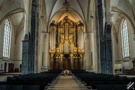 Interieur van de Martinikerk met Oudhollandse knopstoelen