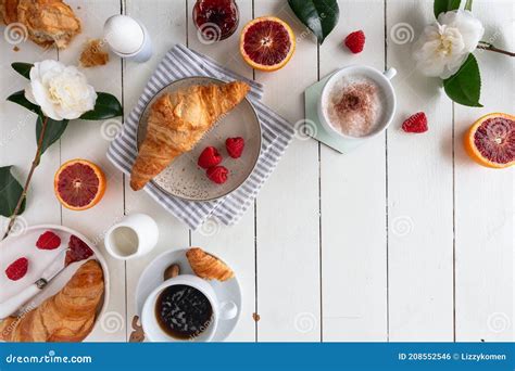 foto van een ontbijttafel met bloemen