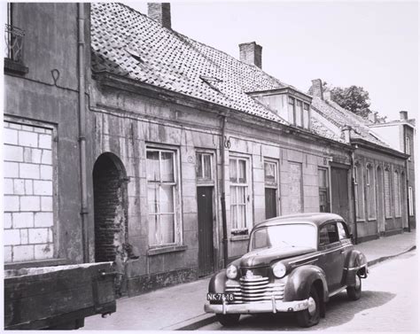 contrastrijke beelden van een township: enerzijds armoedige woningen, anderzijds hoopvolle symbolen