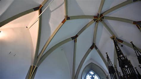 Detailansicht des Fensters mit der offenen Bibel im Chor der Kirche von Vnà