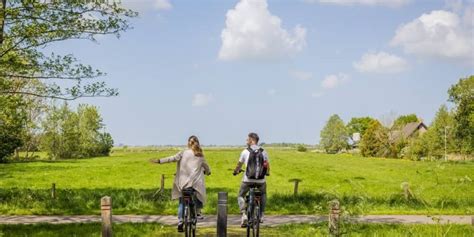 Panoramisch uitzicht op het Friese landschap met een karakteristieke kerk in de verte