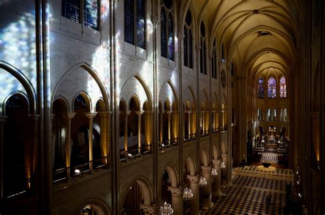 Interieur van een gerestaureerde kerk met slaapgelegenheid in de toren