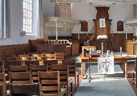 Gedetailleerde afbeelding van het interieur van de doopsgezinde kerk