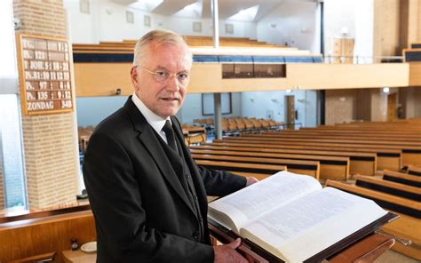 Oude gravure van een gereformeerde kerk met predikant