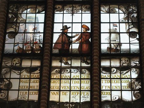 Gedetailleerde foto van de glas-in-loodramen in de Grote Kerk
