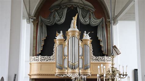 Interieurfoto van de Pieterskerk, met het gerestaureerde Bätz-orgel prominent in beeld.