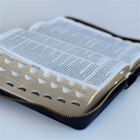 Detailopname van de goudsnee en rits op de leren omslag van de Bijbel
