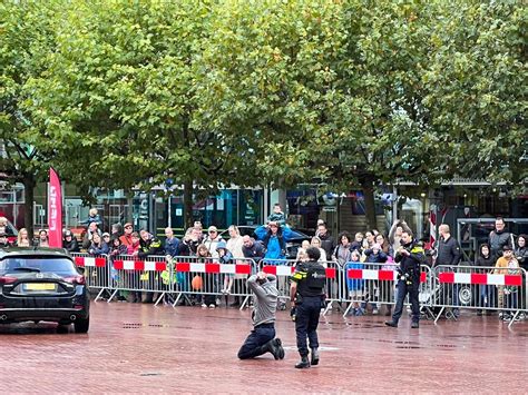 Foto van een openluchtdienst met veel publiek