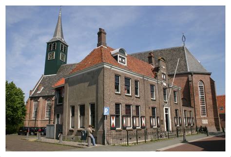 Historische Nicolaaskerk van Krommenie met zijn kenmerkende houten toren