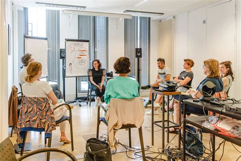 een groep vrouwen die zingt in een eenvoudige kerkruimte