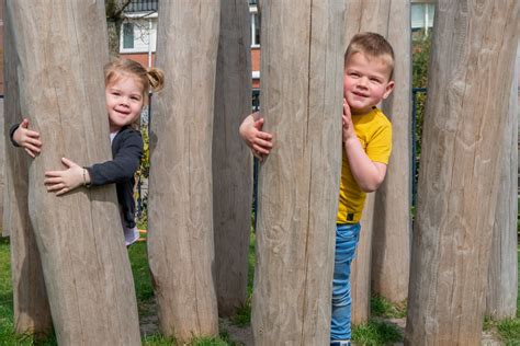 kinderen die deelnemen aan een zondagsschoolactiviteit