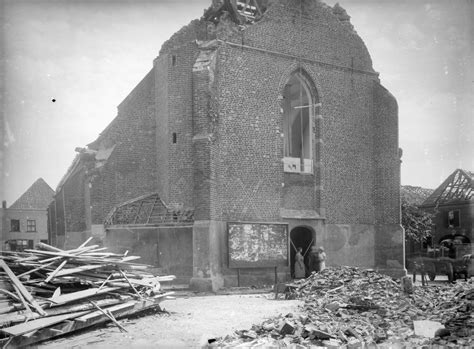 een foto van een verwoeste kerk