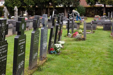 Een selectie van historische grafstenen op het kerkhof van de Dorpskerk.