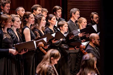Foto van het muzikale ensemble tijdens de dienst.