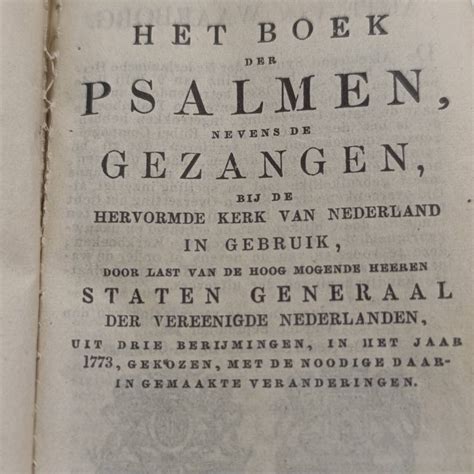 Illustratie van een oude kerkbijbel met psalmen en gezangen