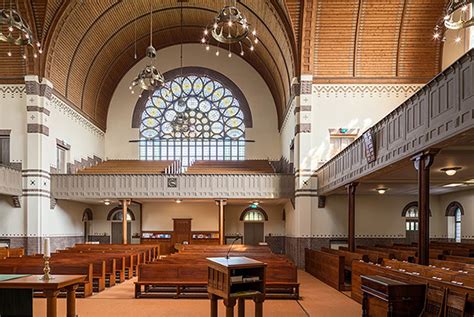 Interieur van de Nieuwe Badkapel met zichtbare architecturale elementen zoals penanten en glas-in-lood ramen