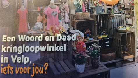Foto van een Woord en Daad kringloopwinkel met vrijwilligers en ingezamelde spullen.