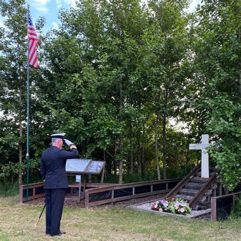 een monument ter nagedachtenis aan de neergestorte Amerikaanse vlieger
