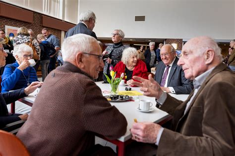 Groep mensen die koffie drinkt na een kerkdienst