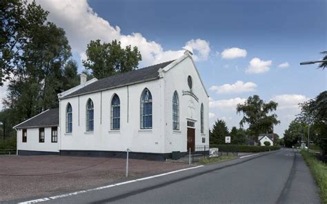 Foto van de Zuiderkapel met de aangebouwde zijvleugels