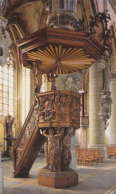 Detailfoto van de preekstoel met gebeeldhouwde zwanen