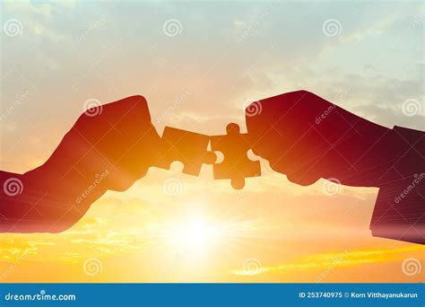 Een visuele metafoor van twee handen die elkaar vastpakken in het licht, met daaronder een rivier die symbool staat voor het bloed van Jezus.