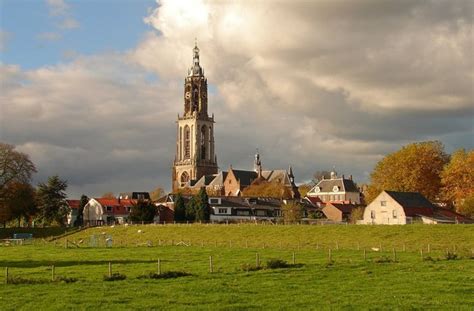 Afbeelding van de Cunerakerk van buitenaf, met een feestelijke sfeer die de Volkskerstzang suggereert.