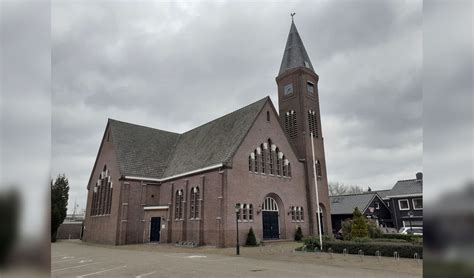 Een historische foto van de gereformeerde kerk in Hellendoorn, mogelijk met de 'glas-in-betonraam' die behouden moest blijven.