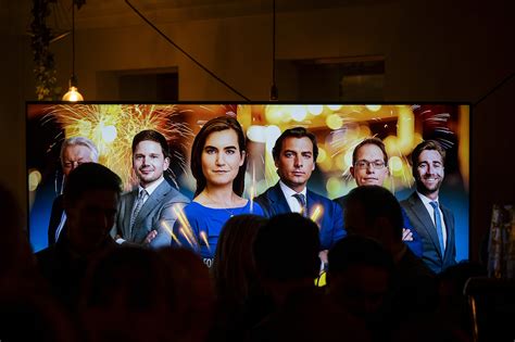 Illustratie van een beeldscherm met foto's tijdens een uitvaartdienst.