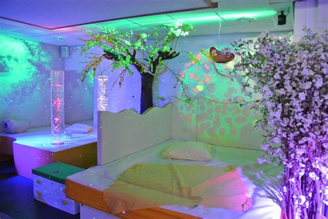 Foto van een snoezelruimte met zachte verlichting en diverse texturen