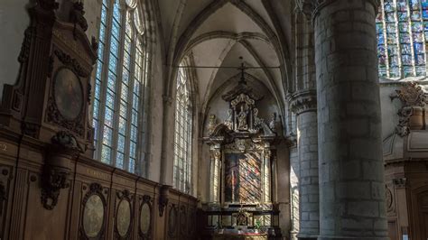 Architectonische details van de Sint-Martinuskerk, met nadruk op de 13e-eeuwse onderbouw van de toren en het koor.