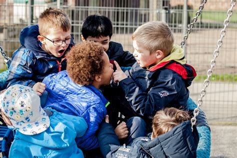 Themafoto van een schoolgebouw of leerlingen die positief met elkaar omgaan.