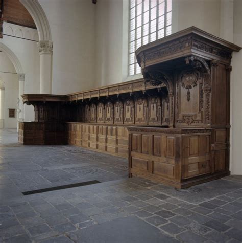 Overzicht van het kerkinterieur, met de grote herenbank links