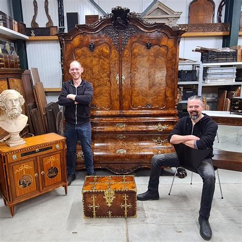 Close-up van een bank in restauratie, met details van het houtwerk