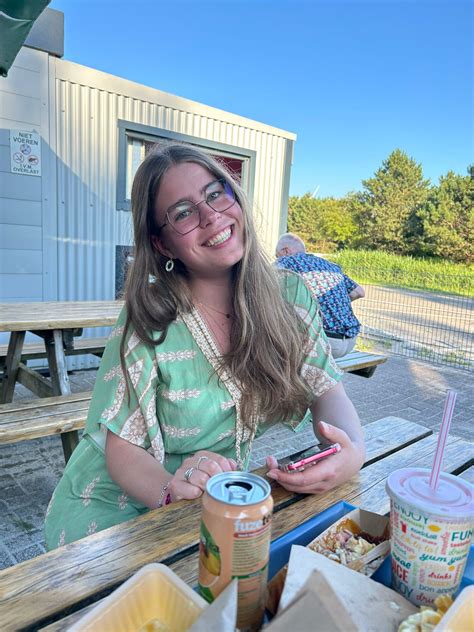 Foto van regisseur Lucile de Mul tijdens repetities van 