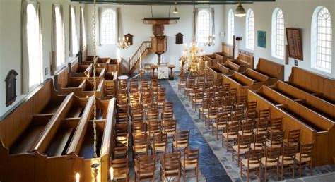 Sober ingerichte protestantse kerk