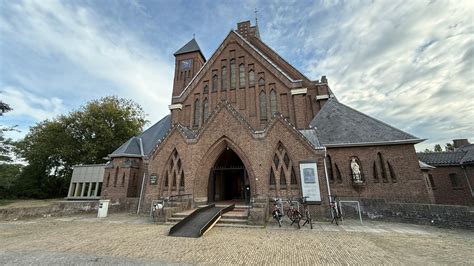 een foto van het dorpshuis van Kruiningen, waar momenteel kerkdiensten worden gehouden
