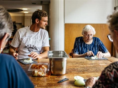 Foto van een gemeenschapsbijeenkomst met jongeren en ouderen