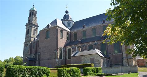 Een overzicht van de Abdijkerkhof met de Abdijkerk op de achtergrond