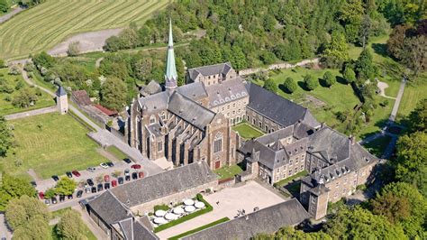 Illustratie van de stichting van de cisterciënzer abdij door graaf Floris IV en gravin Machteld van Brabant
