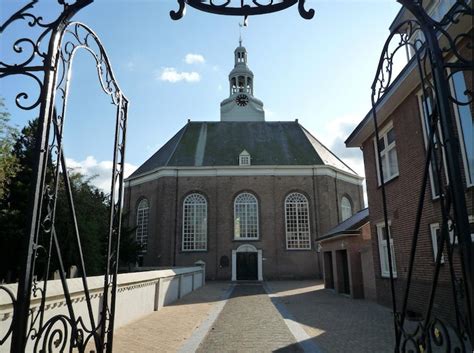 Het kerkgebouw aan de Dronensingel