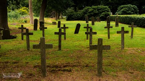 De enige bewaard gebleven houten stele op het kerkhof