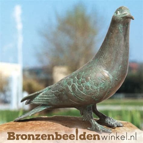 Gedetailleerde foto van de kansel met de duif als symbool.