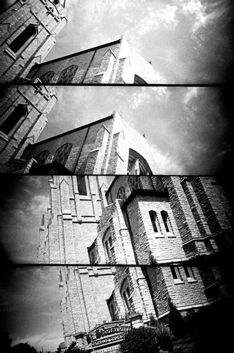 Overzichtsfoto van de buitenkant van de kerk, met nadruk op de bakstenen architectuur.