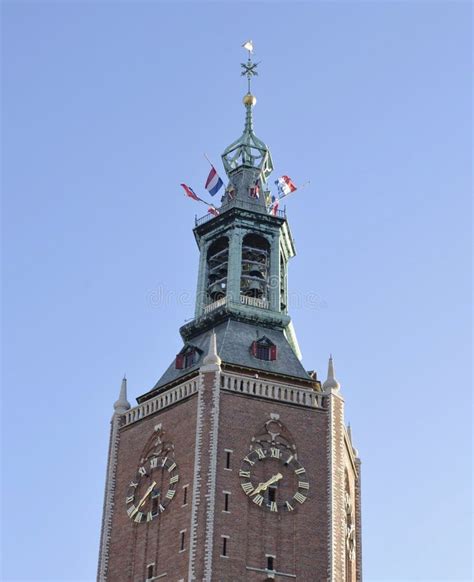 Foto van de kerktoren met de klok.