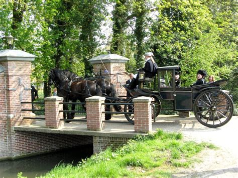 Het smeedijzeren toegangshek tot het kerkhof.