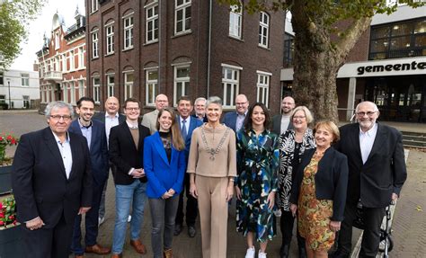 Groepsfoto van leden van de gemeente die samenkomen