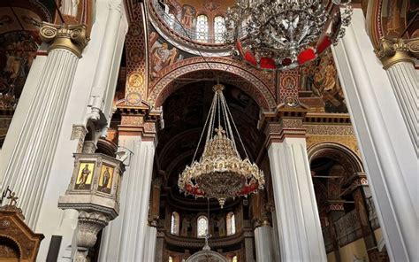 Interieur van de Eben-Haëzerkerk met de kroonluchters en de galerij