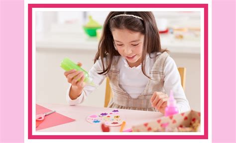 Illustratie van een Kliederkerk-evenement met kinderen en volwassenen die creatief bezig zijn en samen zingen.